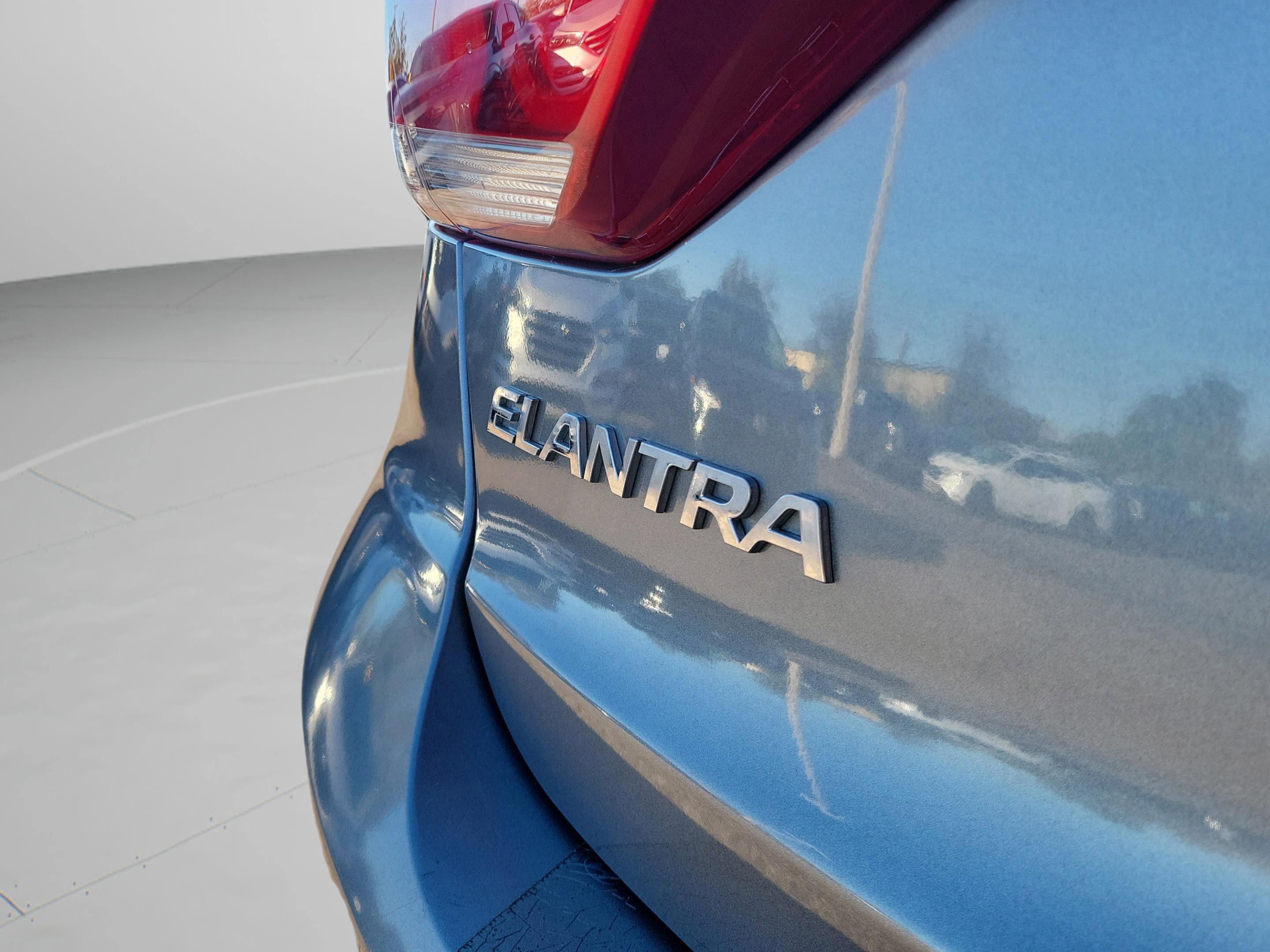 Used 2017 Hyundai Elantra SE image 30