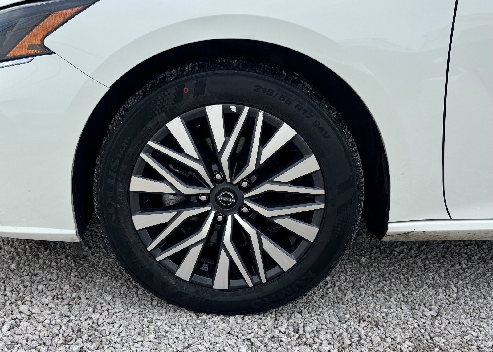 Used 2025 Nissan Altima 2.5 SV image 14