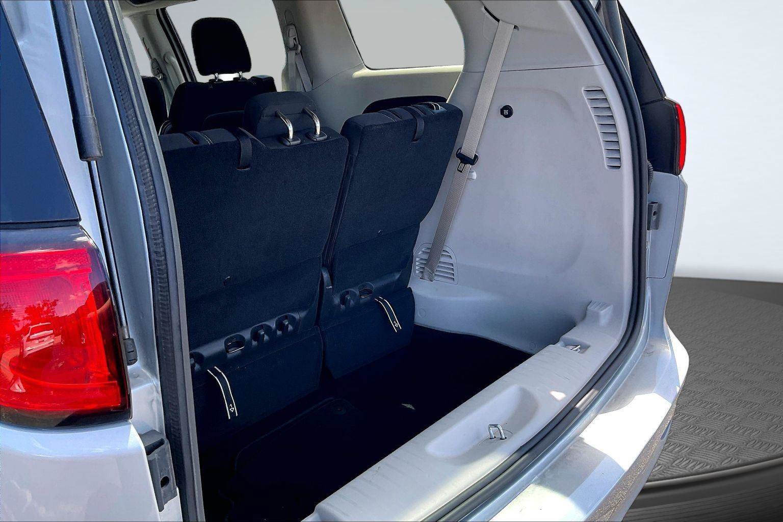 Used 2024 Chrysler Voyager LX FWD image 5