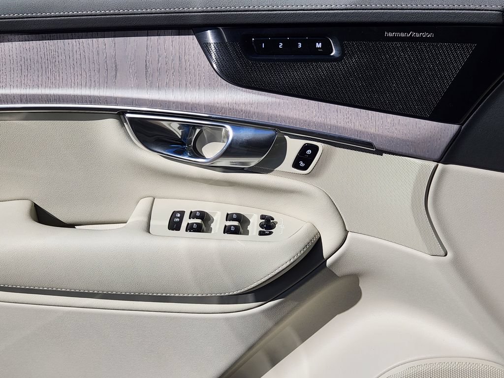 New 2026 Volvo XC90 T8 Ultra w/ Protection Package Premier AWD/4WD image 13