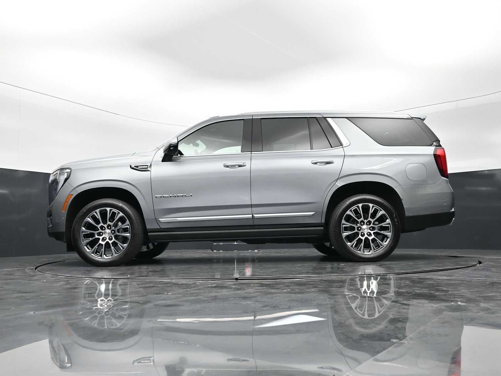 Used 2025 GMC Yukon Denali w/ Denali Reserve Package AWD/4WD image 32