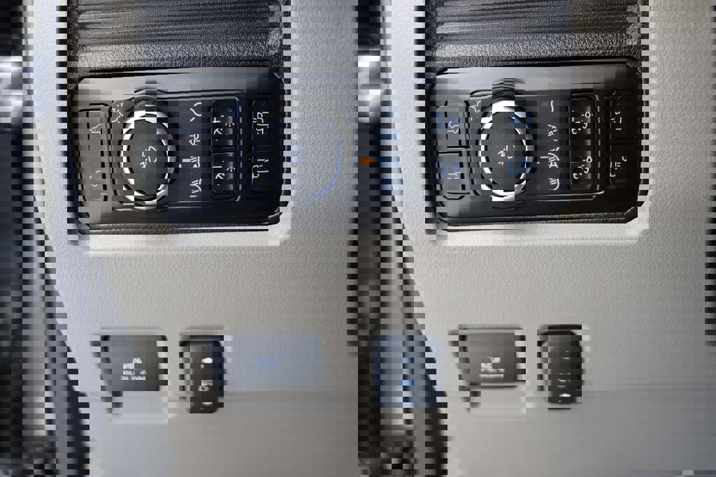 Used 2025 Ford F350 Platinum w/ Platinum Plus Package image 38