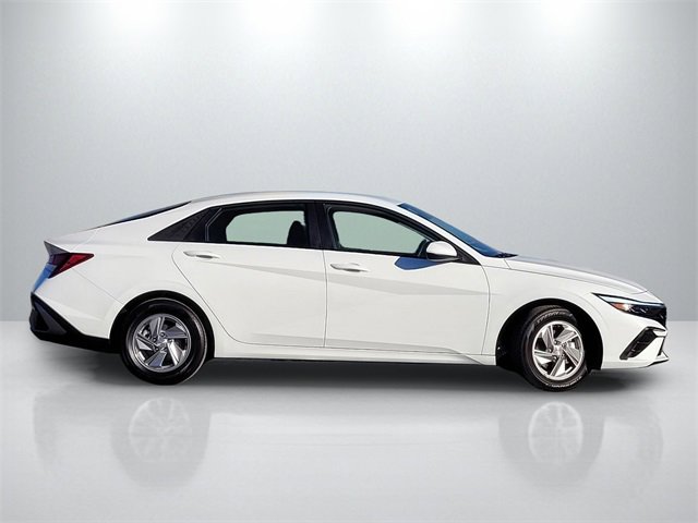 Used 2025 Hyundai Elantra SE image 3