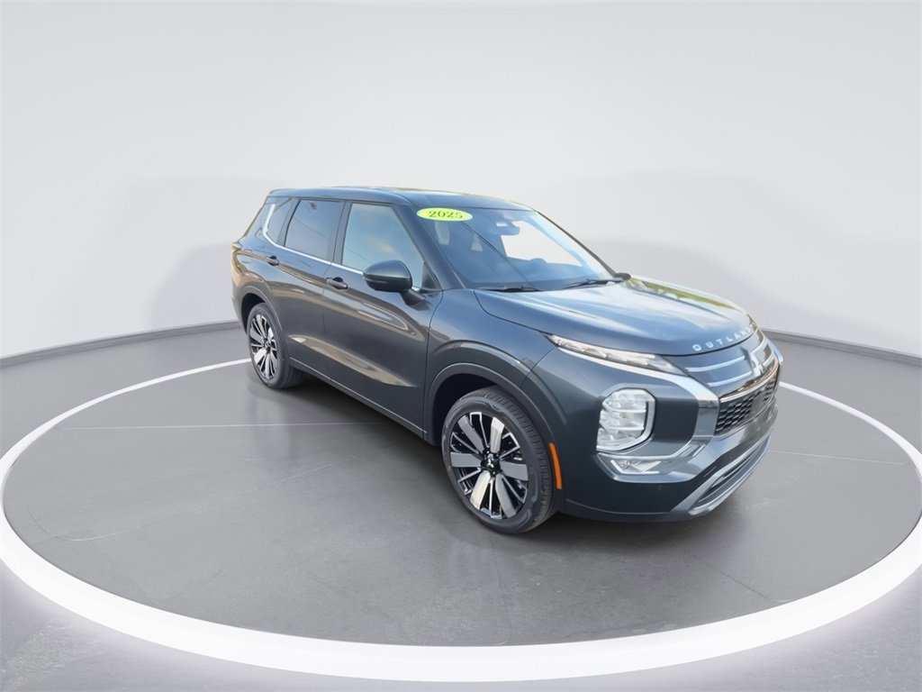 New 2025 Mitsubishi Outlander SE image 2