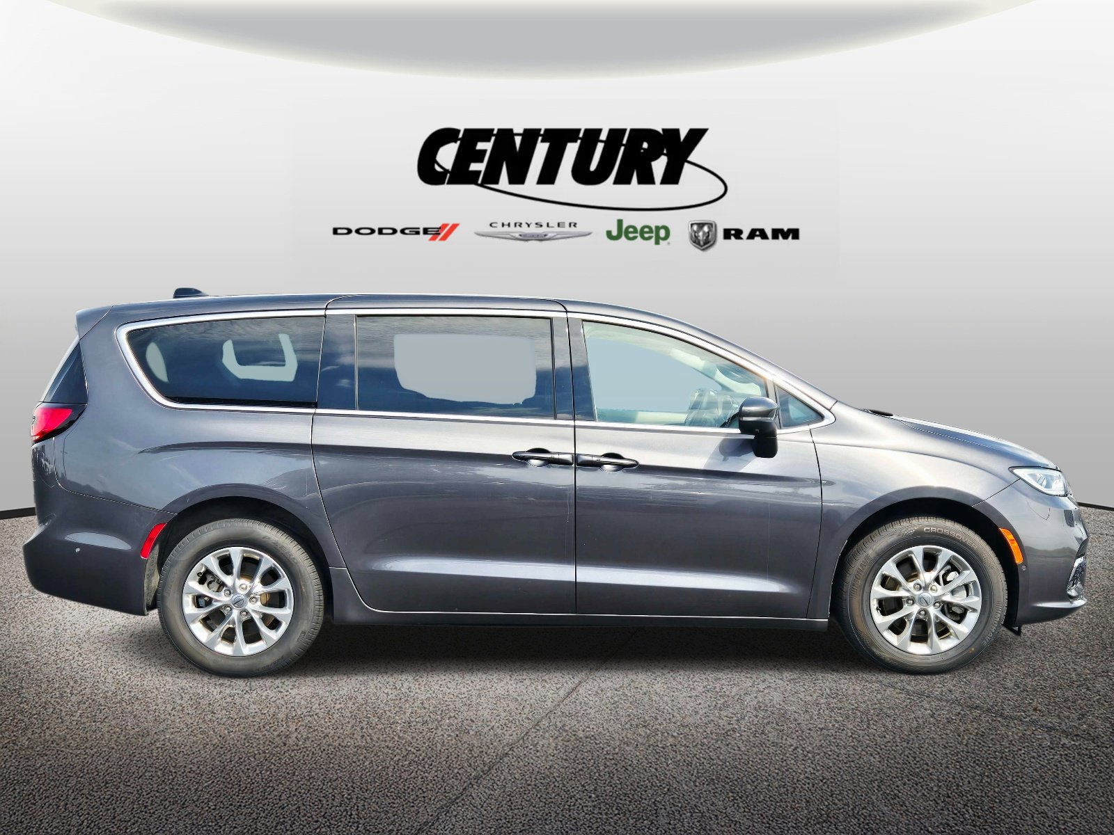 Used 2023 Chrysler Pacifica Touring-L w/ Uconnect Theater Family Group AWD/4WD image 2