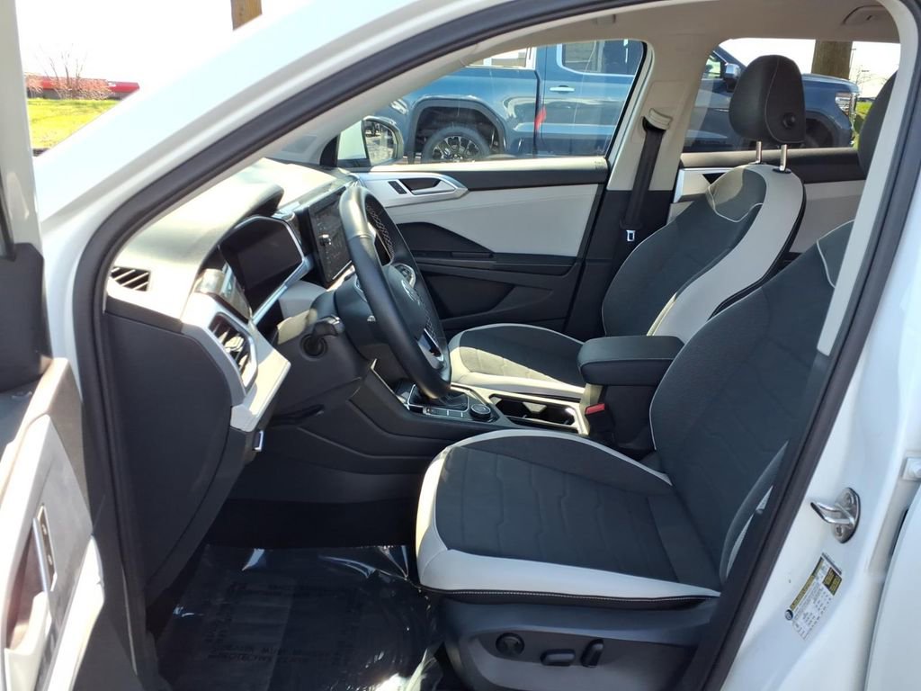 Used 2025 Volkswagen Taos SE AWD/4WD image 26