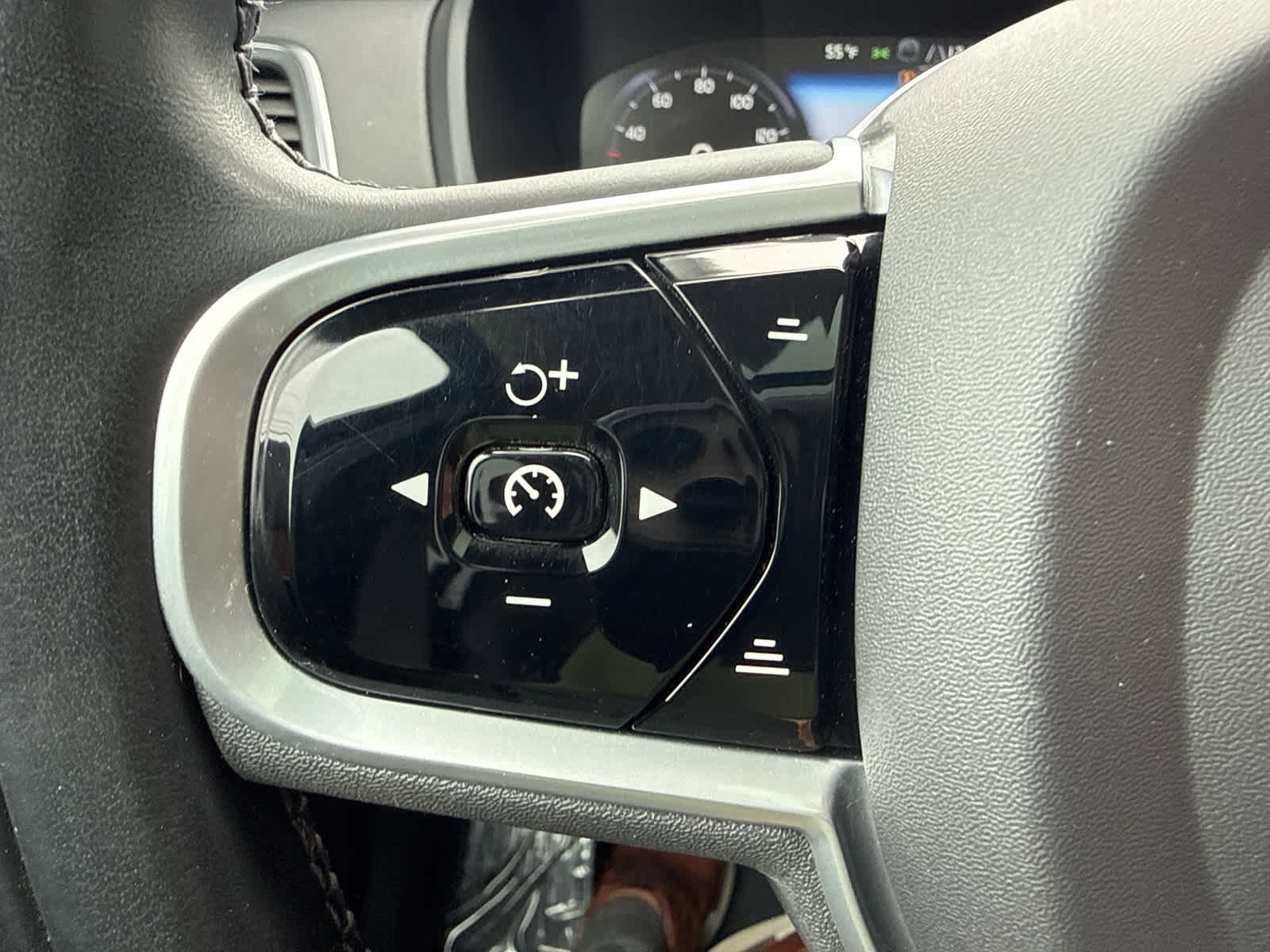 Used 2021 Volvo XC90 T6 Momentum image 42