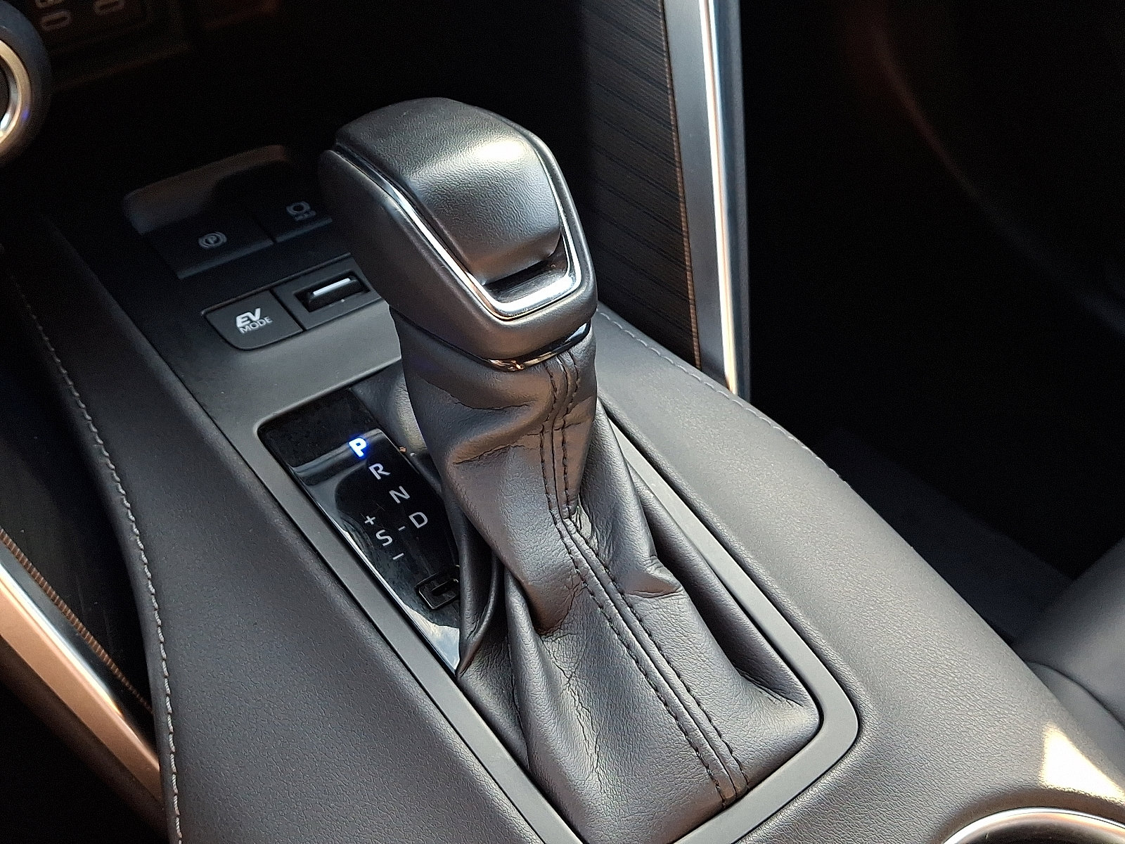 Used 2024 Toyota Venza XLE image 14