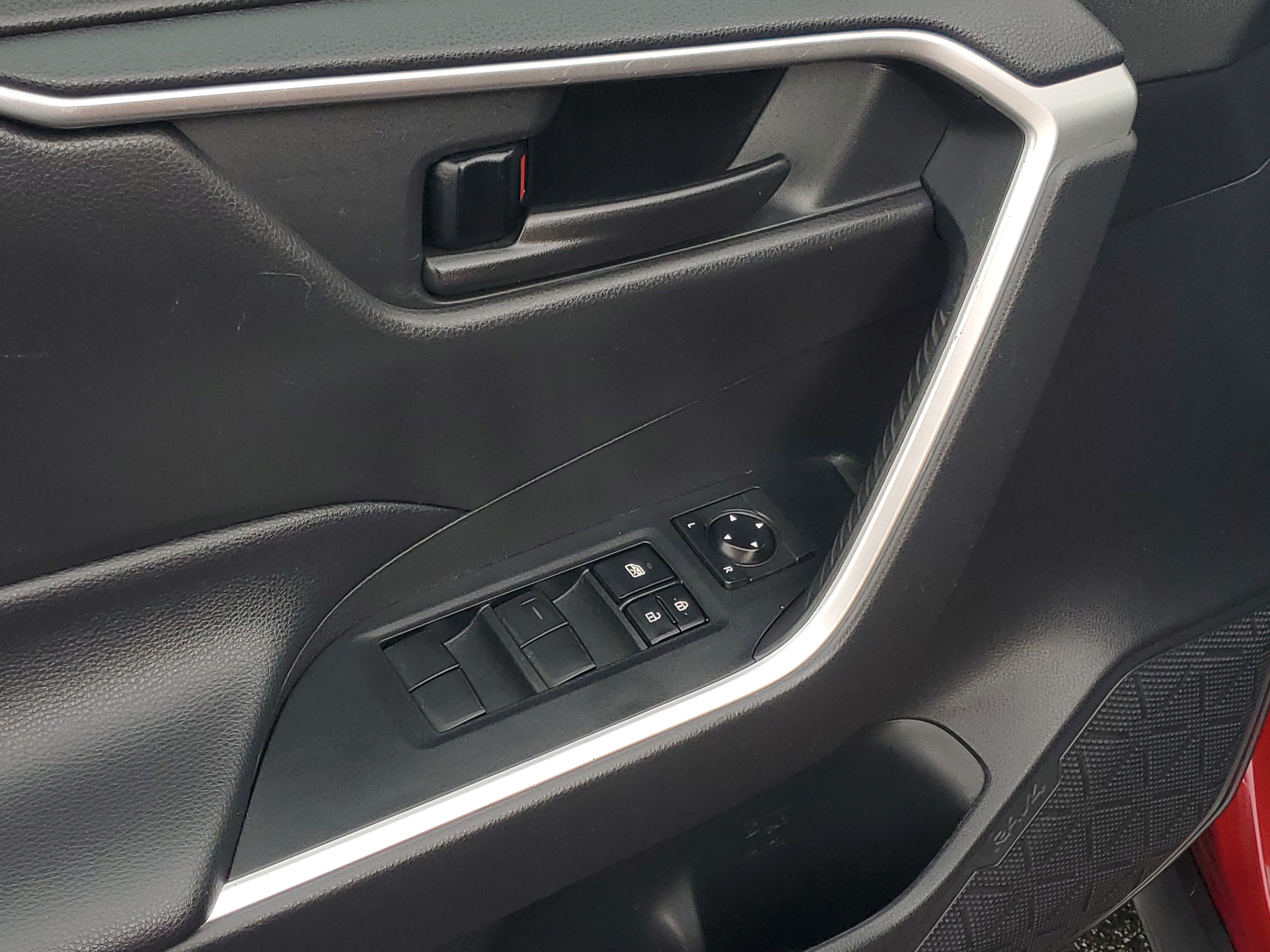 Certified 2020 Toyota RAV4 LE AWD/4WD image 19