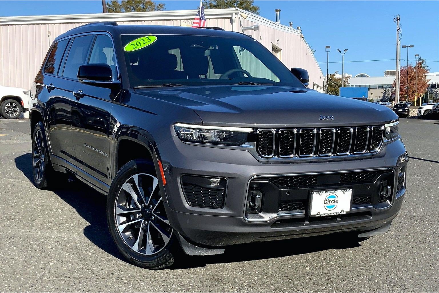 Used 2023 Jeep Grand Cherokee L Overland w/ Luxury Tech Group IV AWD/4WD image 2