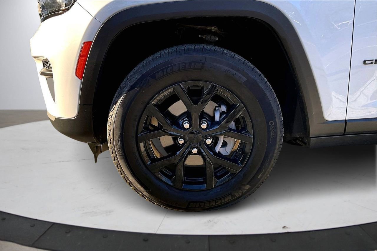Certified 2025 Jeep Grand Cherokee Altitude AWD/4WD image 31