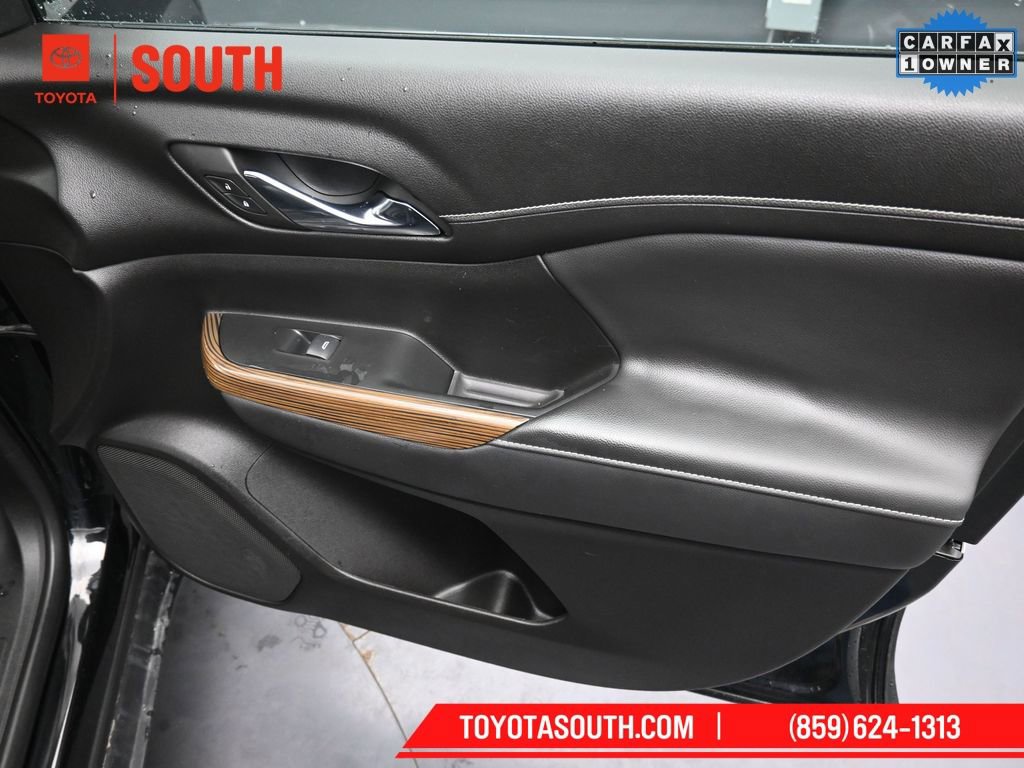 Used 2023 GMC Acadia SLE w/ Driver Convenience Package image 32