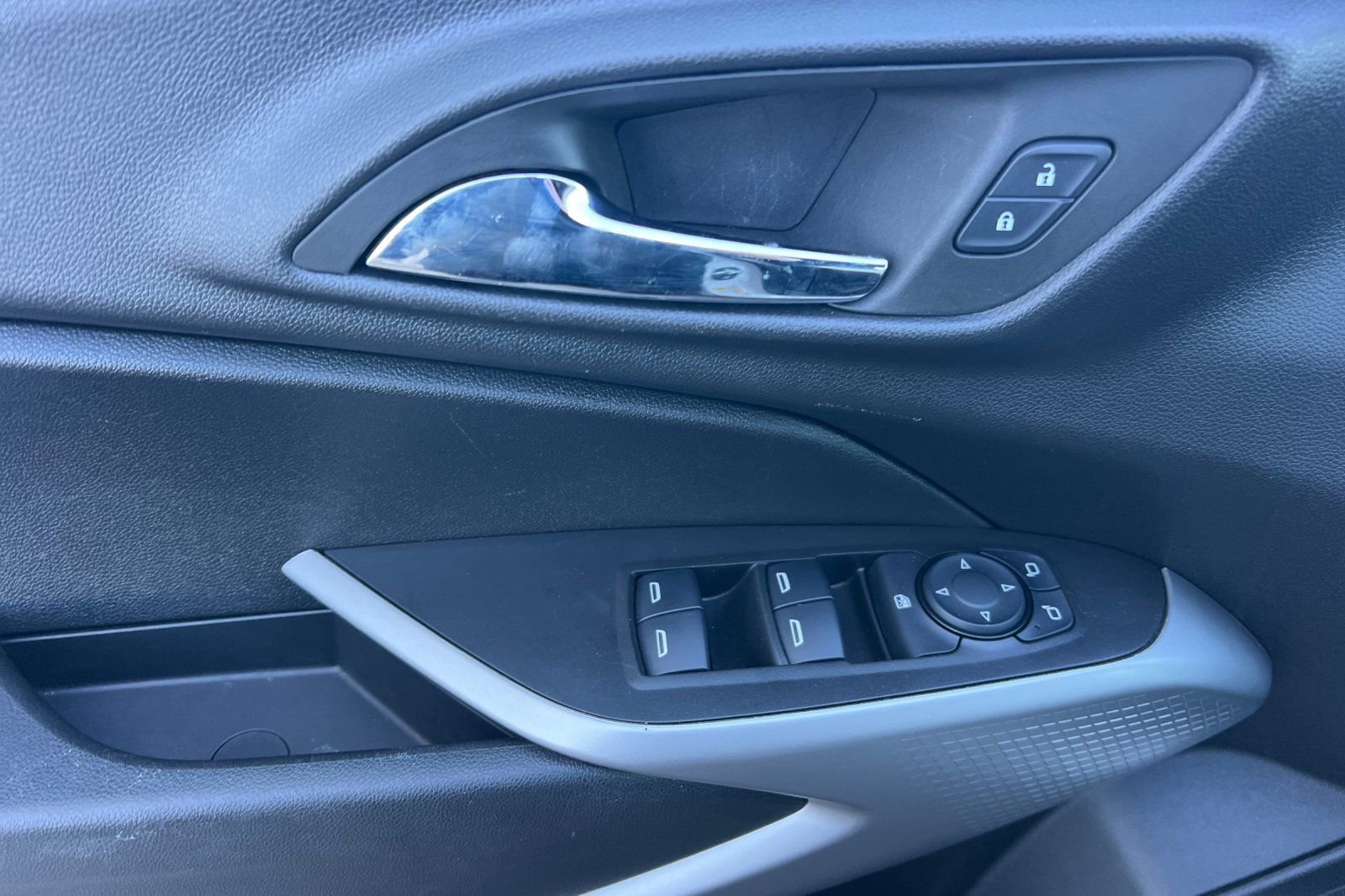 Used 2024 Chevrolet Trax RS w/ Sunroof Package image 12