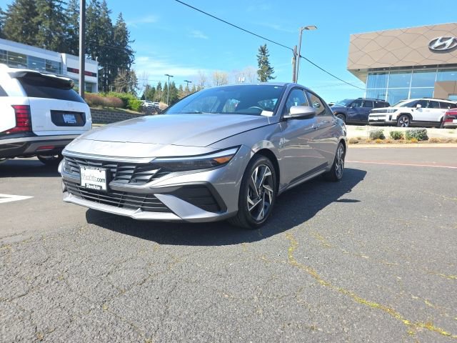 Used 2025 Hyundai Elantra Sport image 3