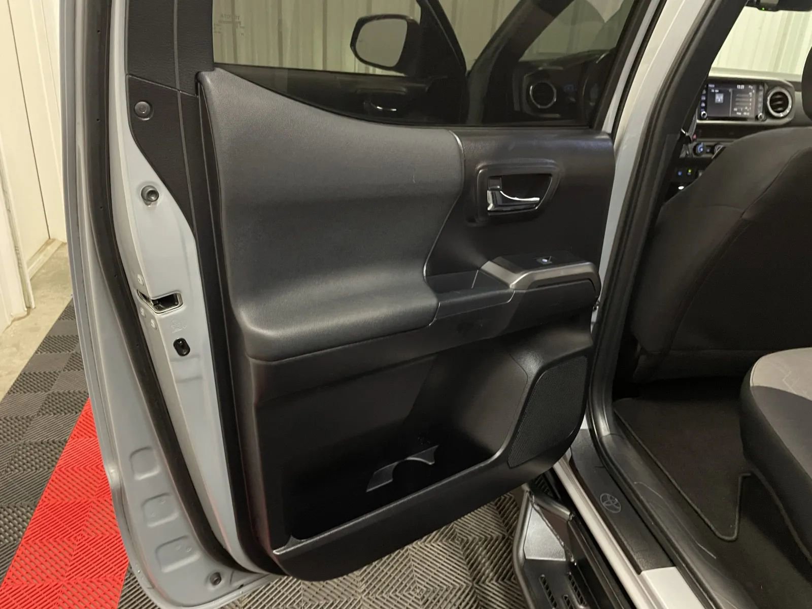 Used 2020 Toyota Tacoma TRD Sport w/ Technology Package image 40
