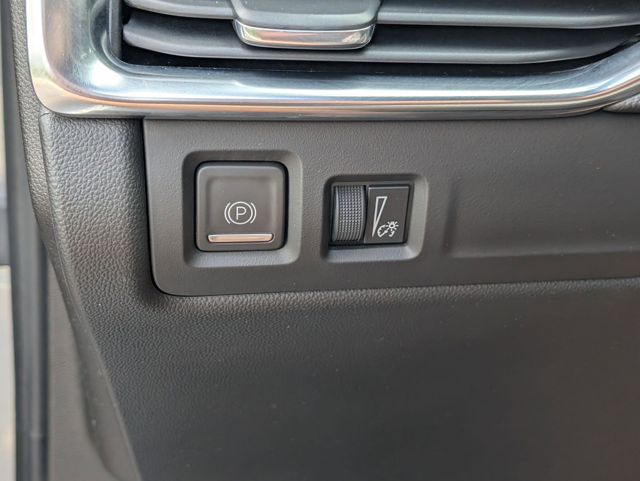 Certified 2023 Cadillac XT4 Premium Luxury w/ Cold Weather Package image 25