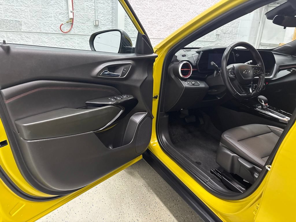 Used 2024 Chevrolet Trax RS w/ Sunroof Package FWD image 13