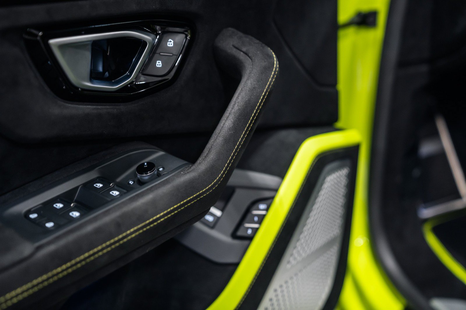 Used 2024 Lamborghini Urus Performante AWD/4WD image 17