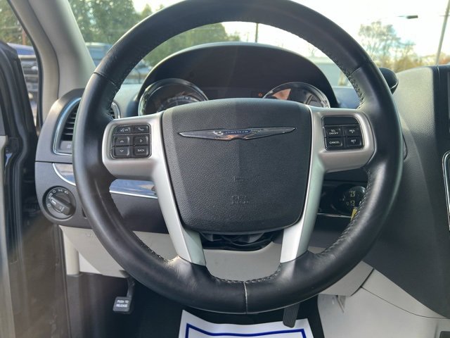 Used 2016 Chrysler Town & Country Touring image 5