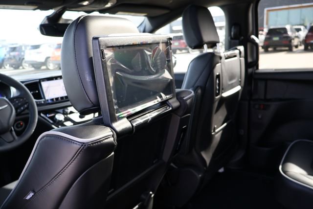 New 2026 Chrysler Pacifica Limited w/ Uconnect Theater Family Group FWD image 9