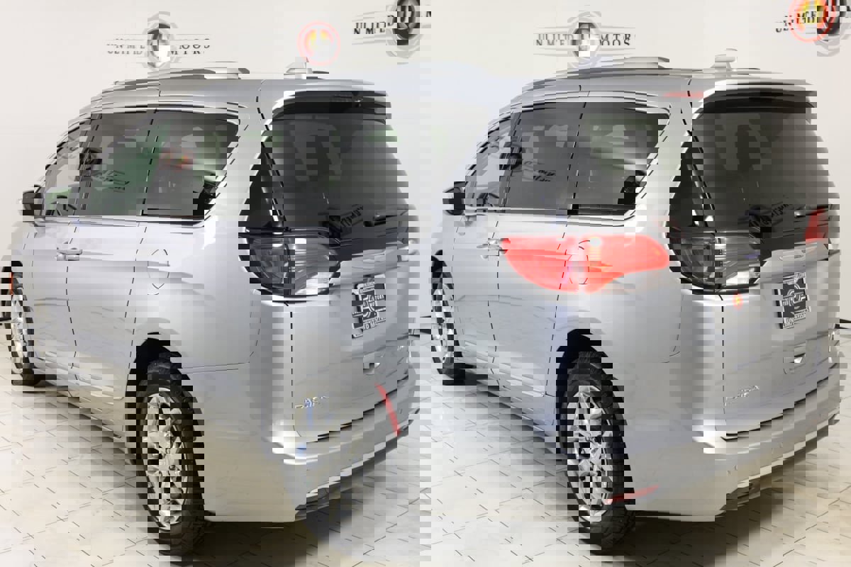 Used 2019 Chrysler Pacifica Limited image 4