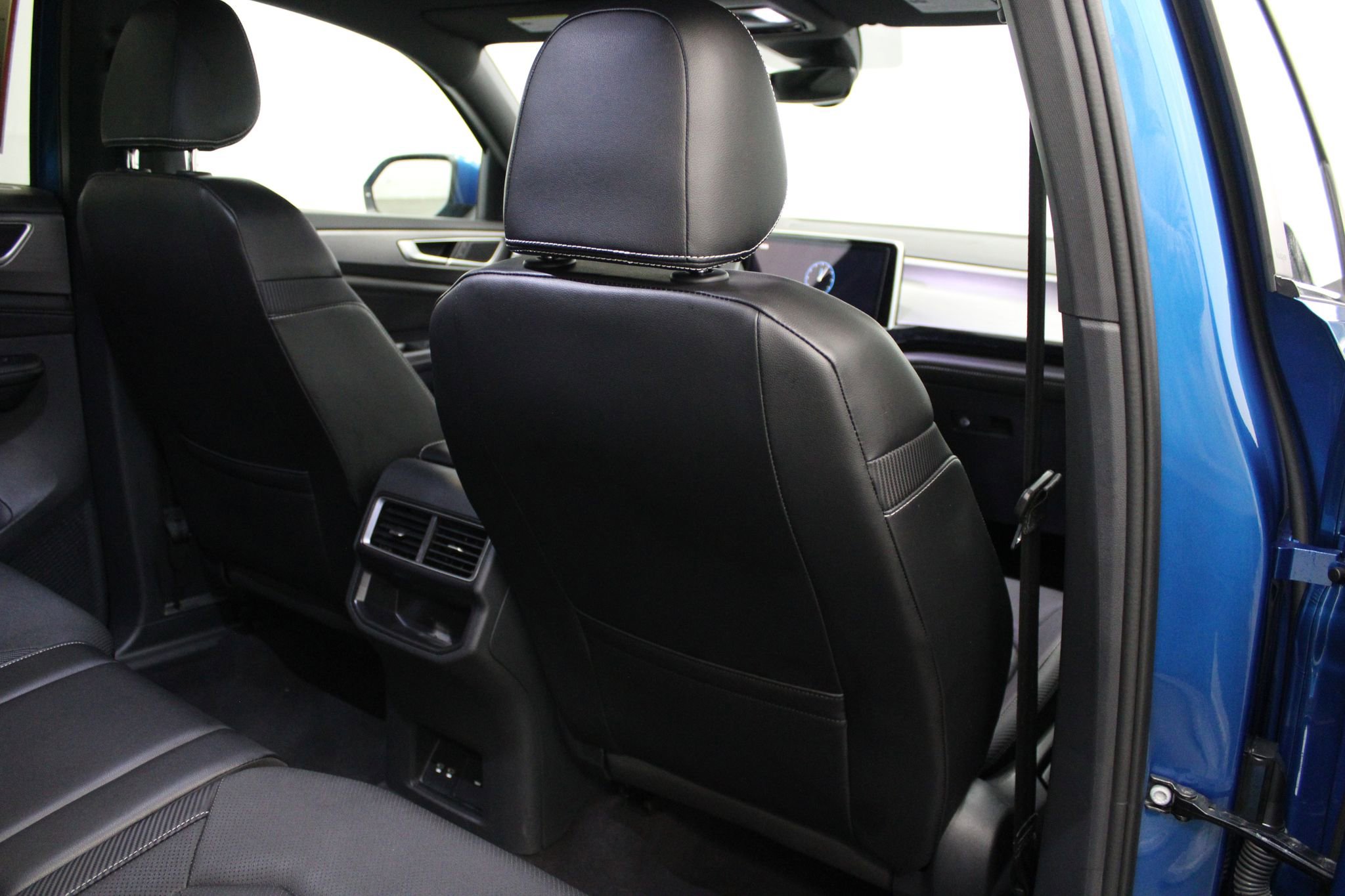 Used 2024 Volkswagen Atlas Cross Sport SE image 24