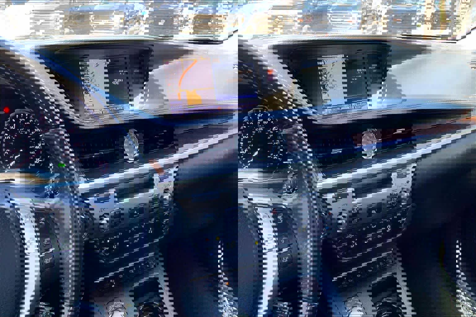 Used 2014 Lexus ES 350 w/ Luxury Package FWD image 6