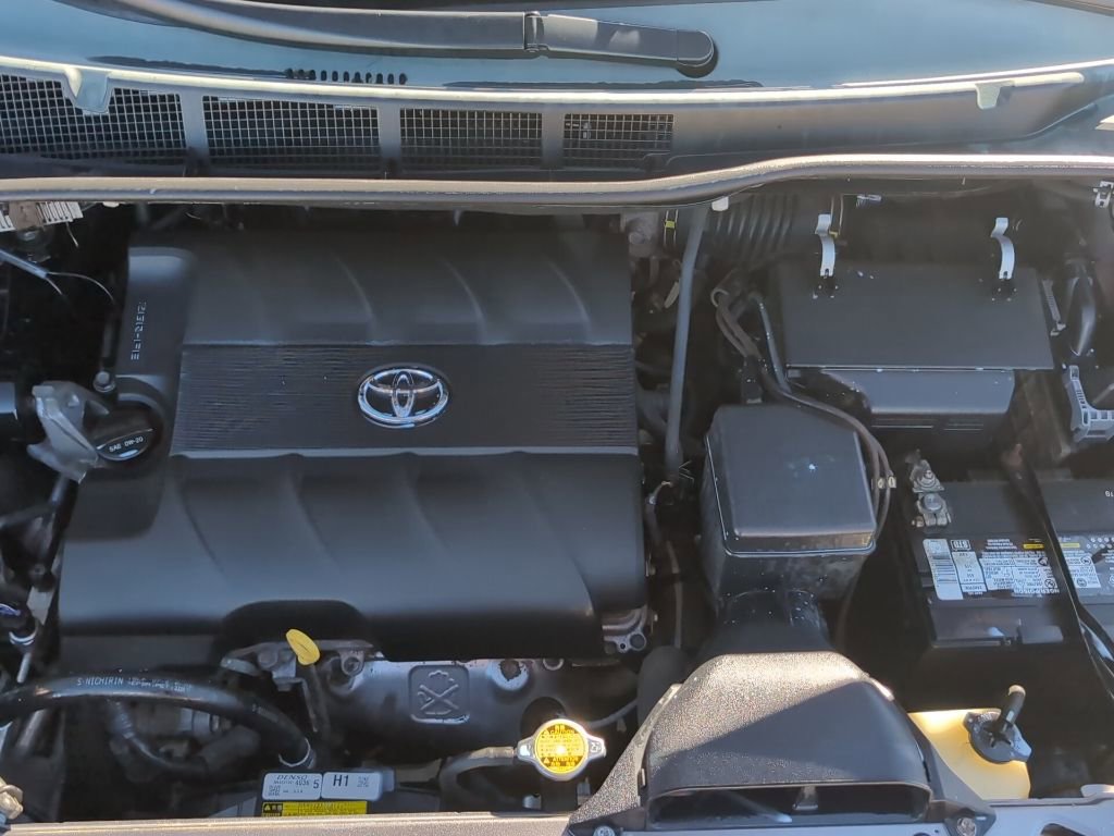 Used 2014 Toyota Sienna LE image 32