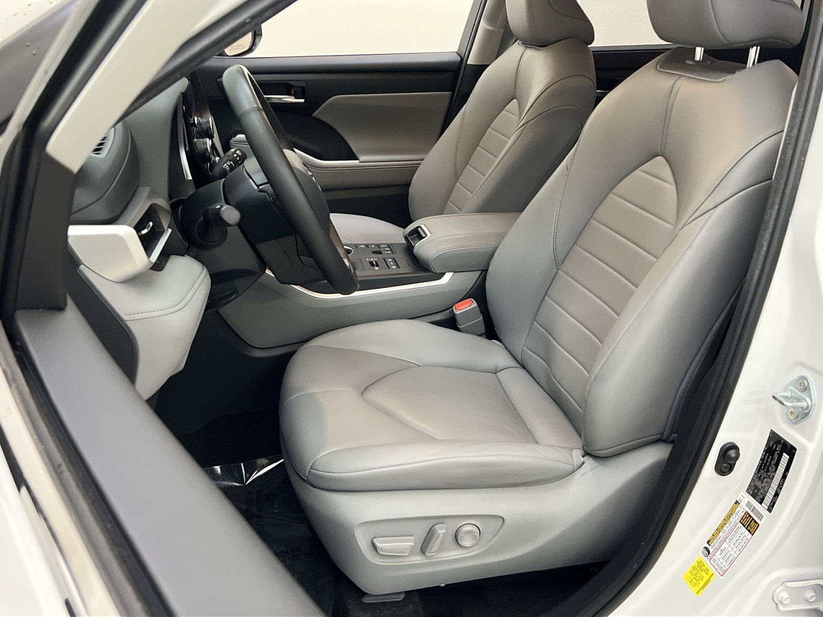 Used 2024 Toyota Highlander XLE AWD/4WD image 12