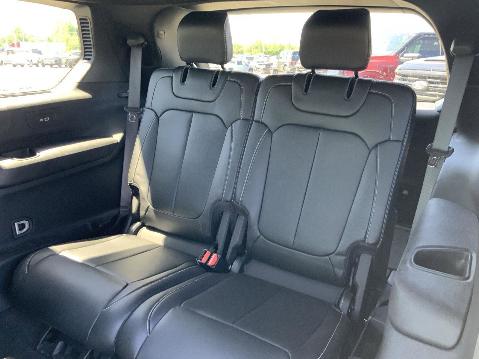 Used 2024 Jeep Grand Cherokee L Limited AWD/4WD image 60