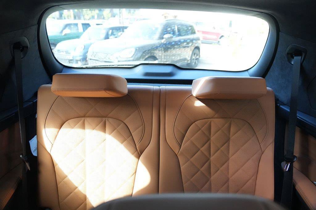 Used 2027 BMW X7 xDrive40i w/ M Sport Package AWD/4WD image 17