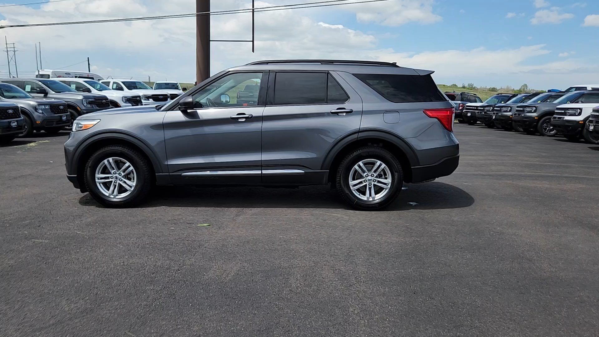 Certified 2022 Ford Explorer XLT w/ Equipment Group 202A AWD/4WD image 3