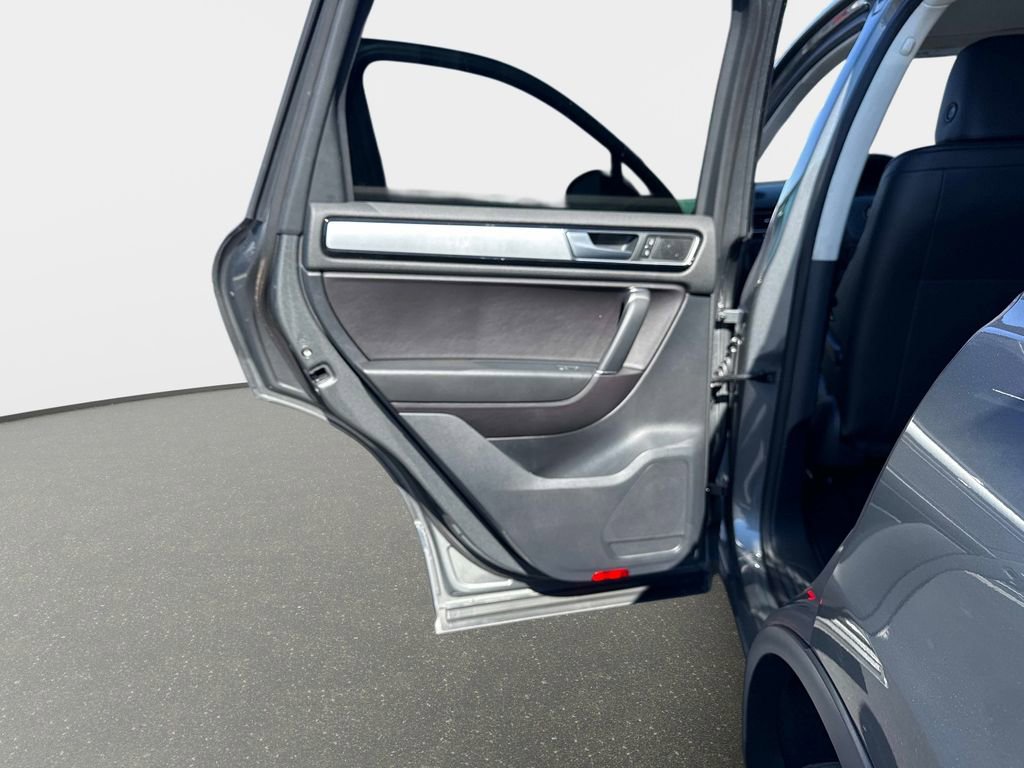 Used 2016 Volkswagen Touareg Sport image 13