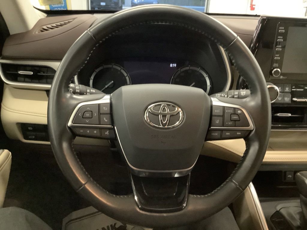 Used 2021 Toyota Highlander XLE AWD/4WD image 6