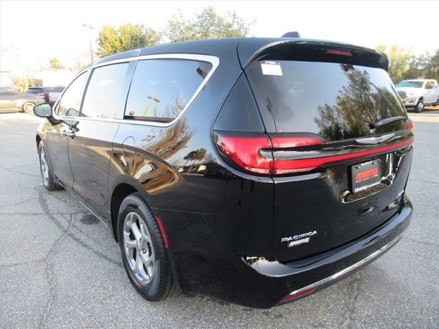 Used 2024 Chrysler Pacifica Limited image 5