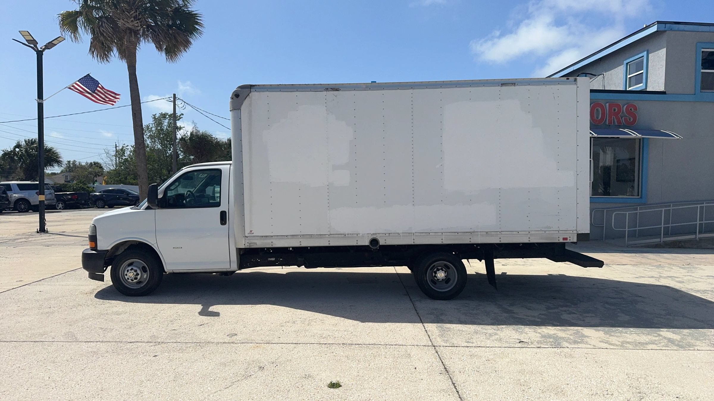 Used 2018 Chevrolet Express 3500 w/ Driver Convenience Package RWD image 2