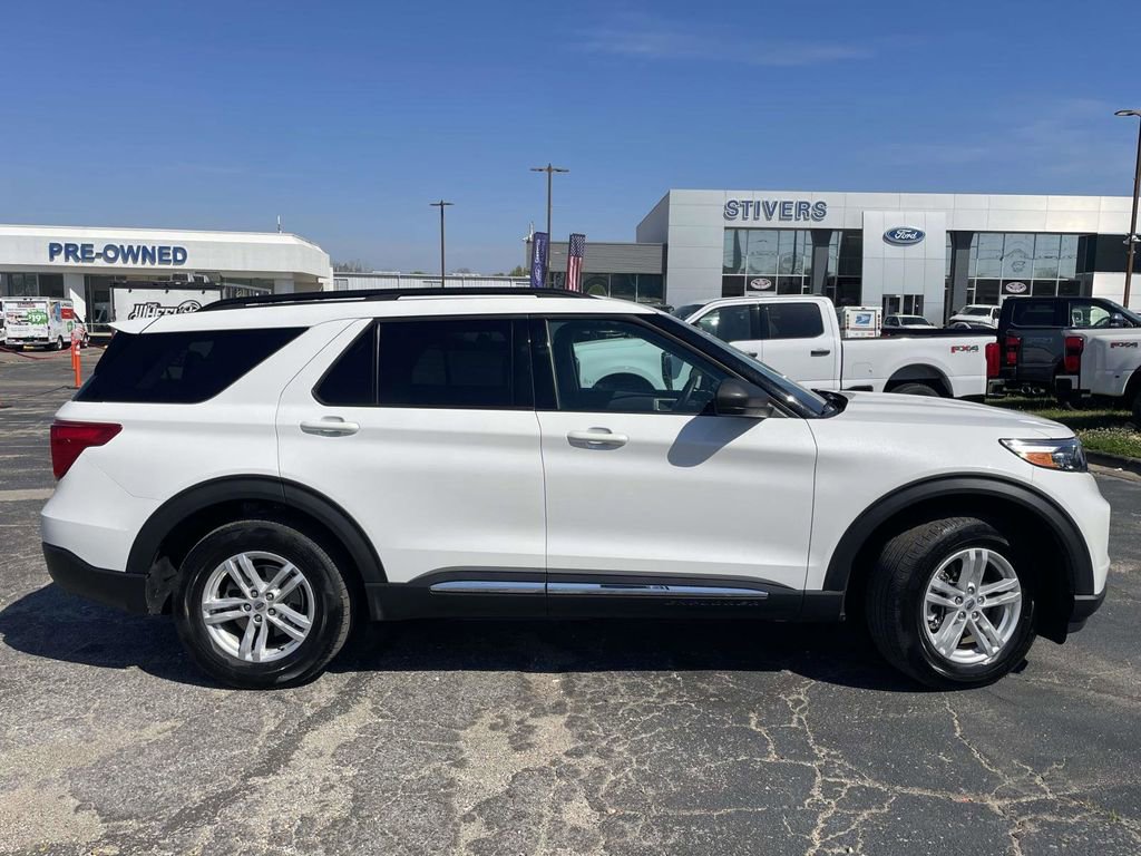 Used 2024 Ford Explorer XLT image 2