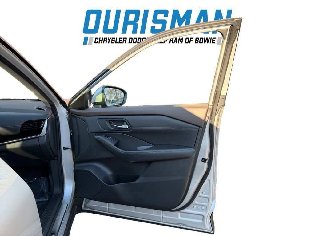 Used 2023 Nissan Rogue SL w/ SL Premium Package image 16