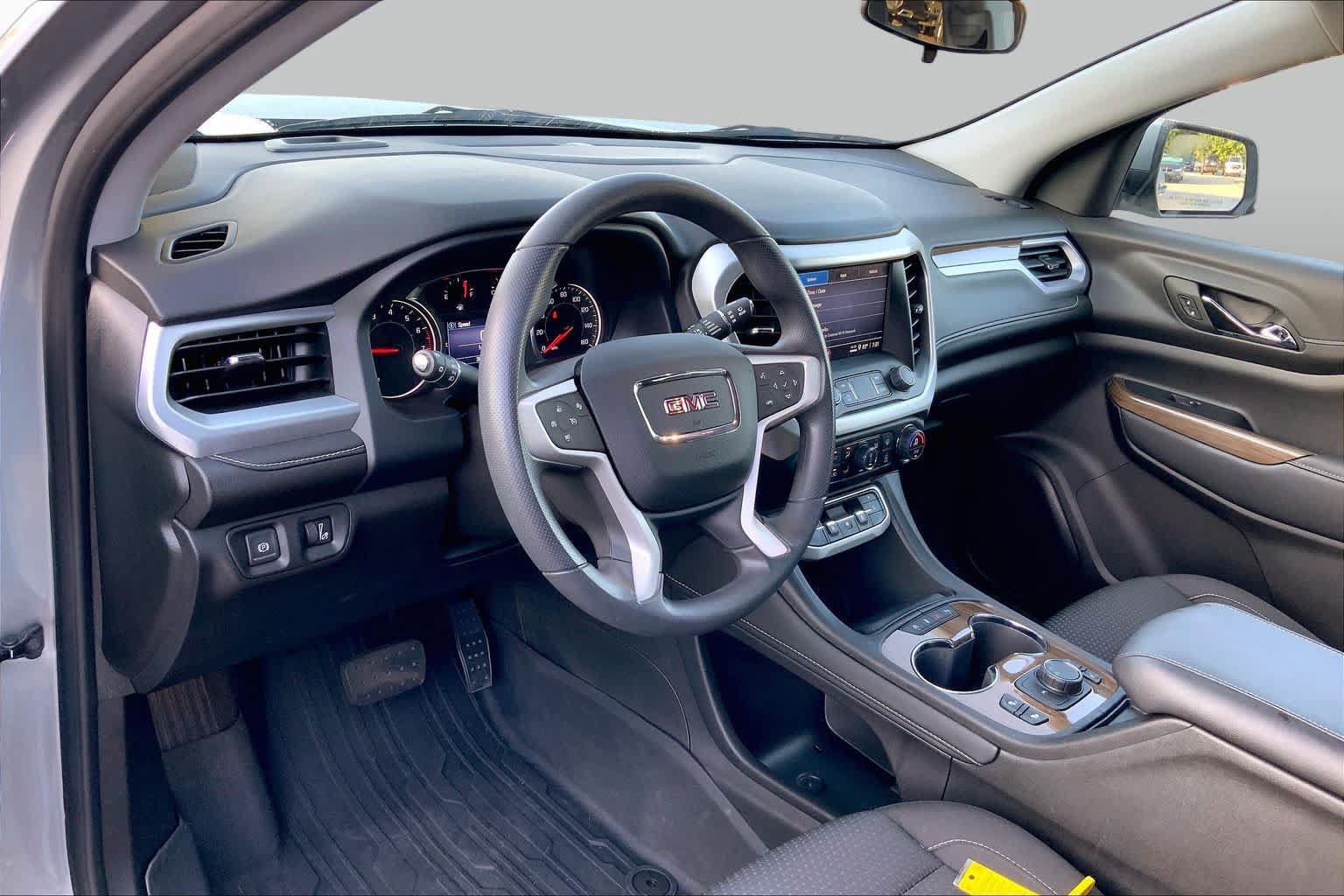 Used 2023 GMC Acadia SLE w/ Driver Convenience Package FWD image 17