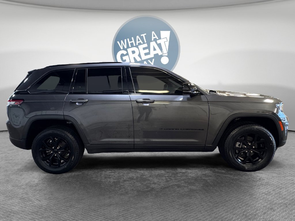 Used 2024 Jeep Grand Cherokee Laredo AWD/4WD image 2