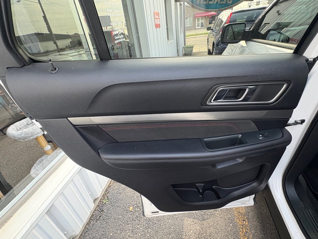 Used 2019 Ford Explorer XLT w/ Equipment Group 202A AWD/4WD image 13