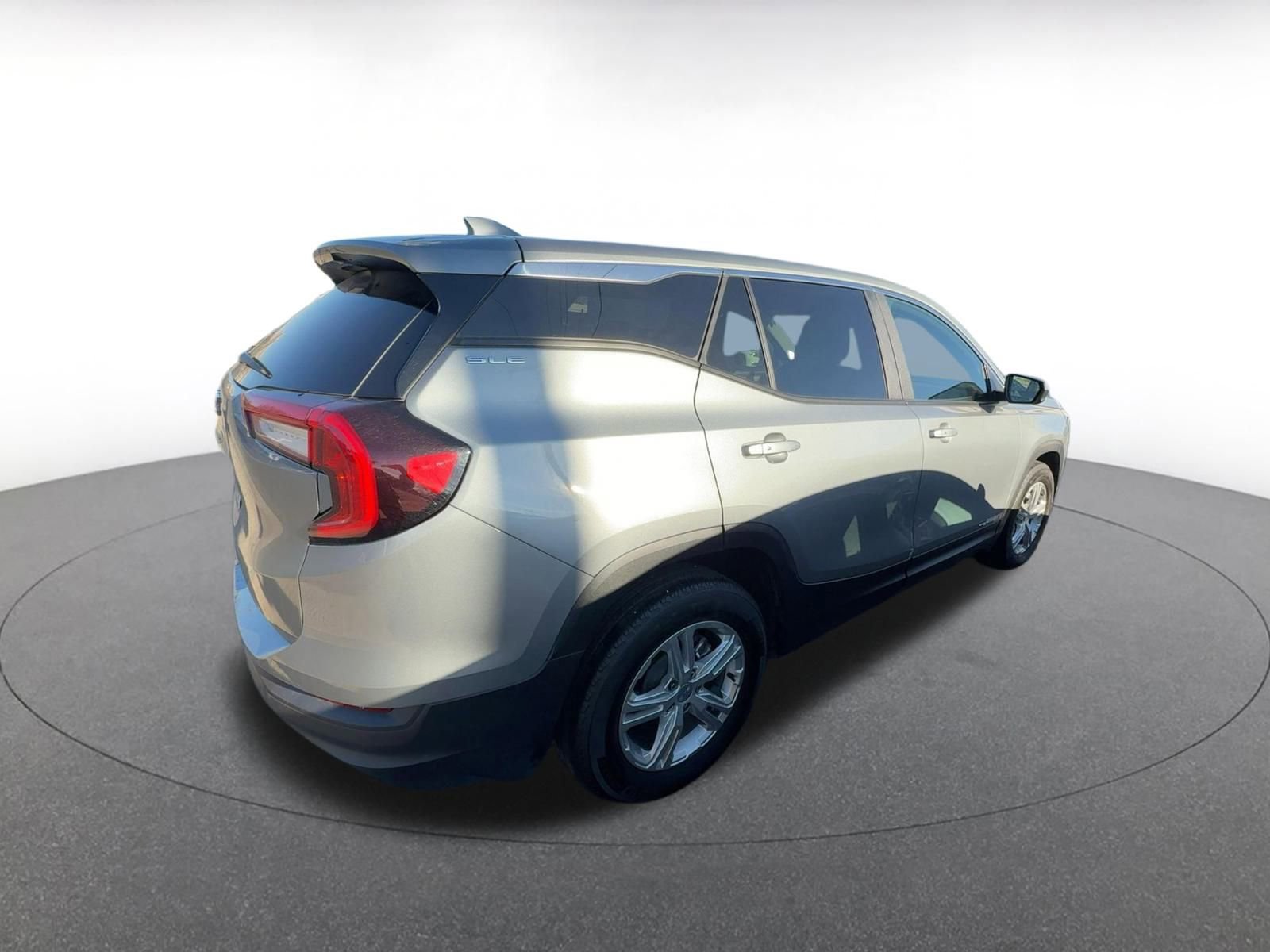 Used 2024 GMC Terrain SLE image 8