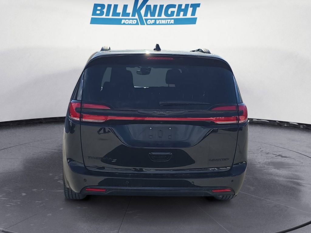 Used 2025 Chrysler Pacifica Limited image 4