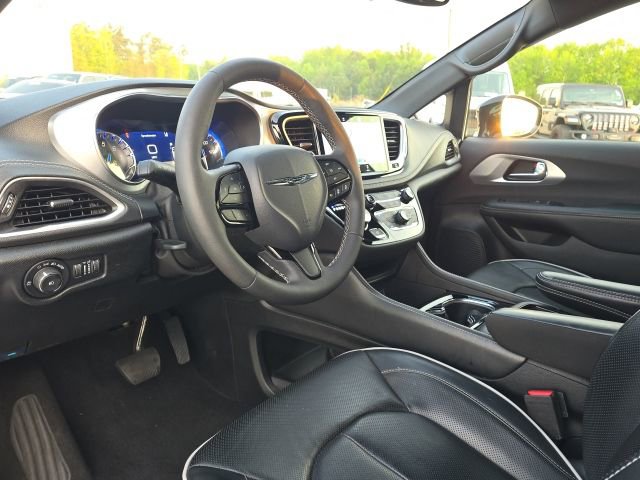 Used 2025 Chrysler Pacifica Limited FWD image 27