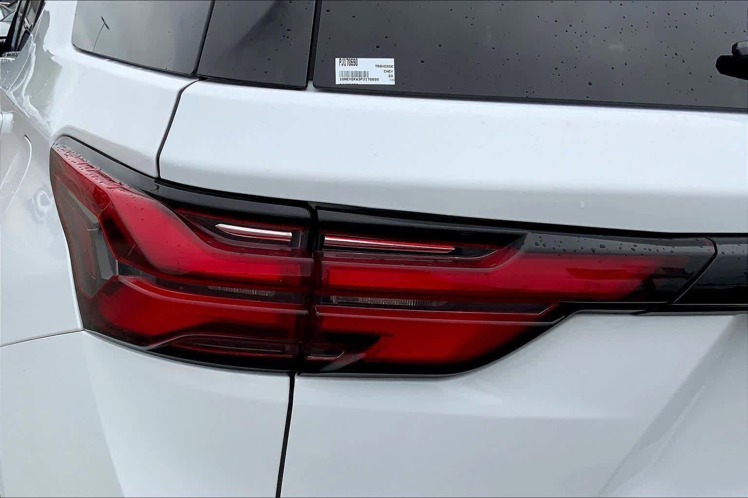 Used 2023 Chevrolet Traverse LT w/ Rear Camera Mirror Package image 28