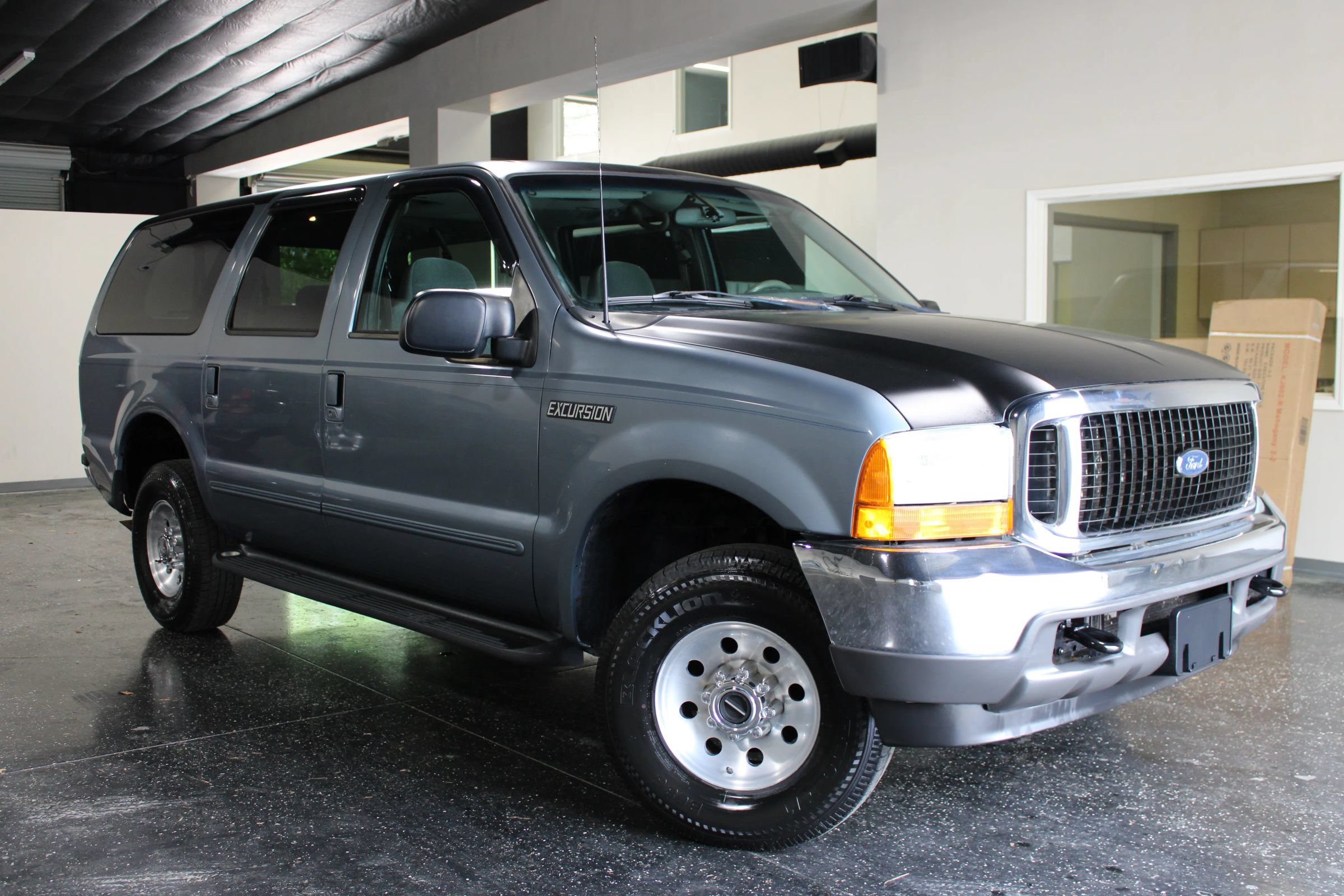 Used 2000 Ford Excursion XLT AWD/4WD image 1