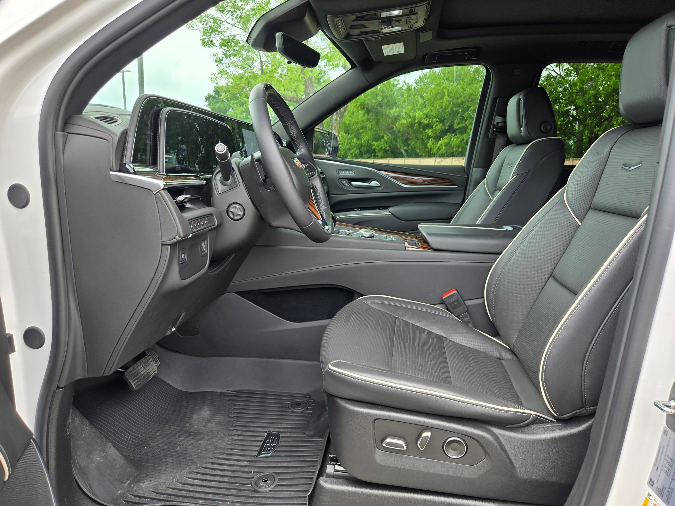 Used 2024 Cadillac Escalade ESV Premium Luxury AWD/4WD image 9