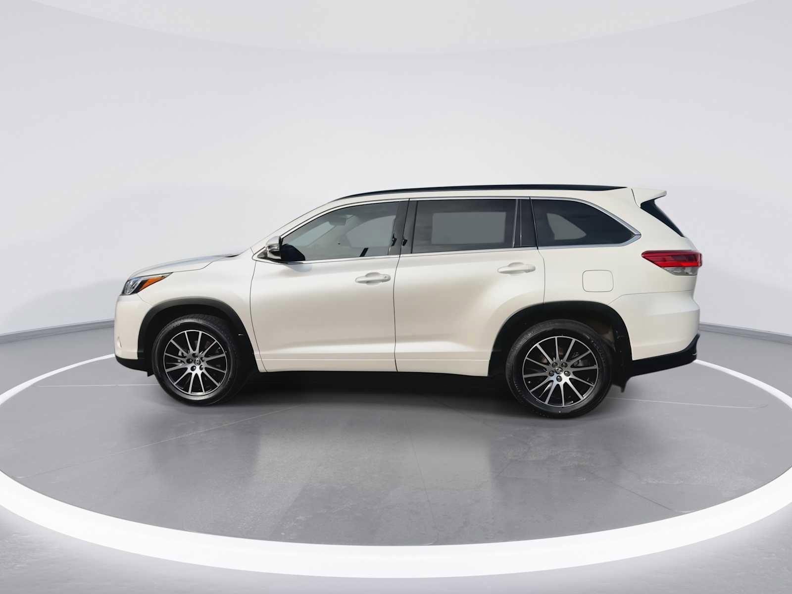 Certified 2017 Toyota Highlander SE AWD/4WD image 5