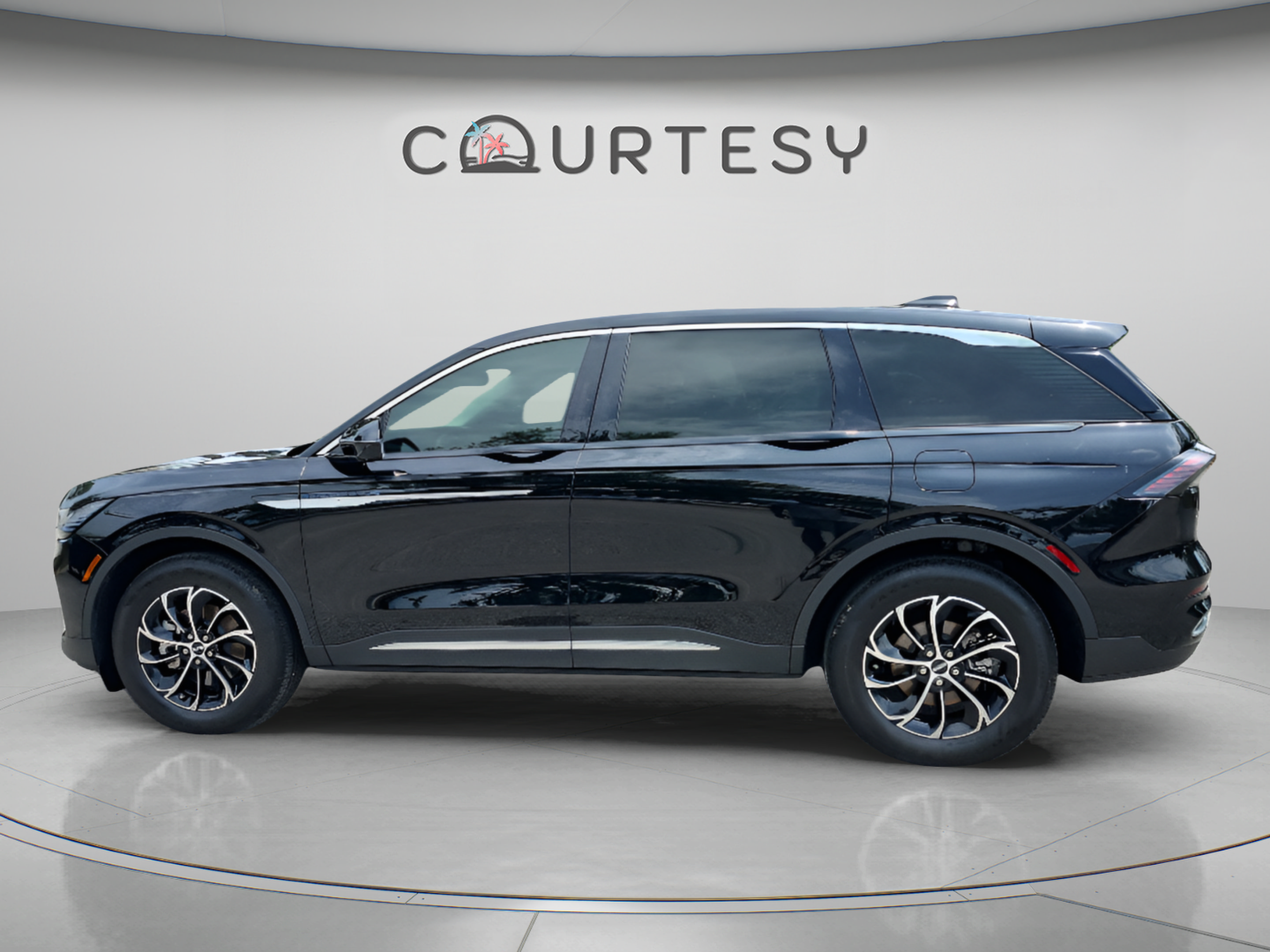 Used 2025 Lincoln Nautilus Premier AWD/4WD image 2
