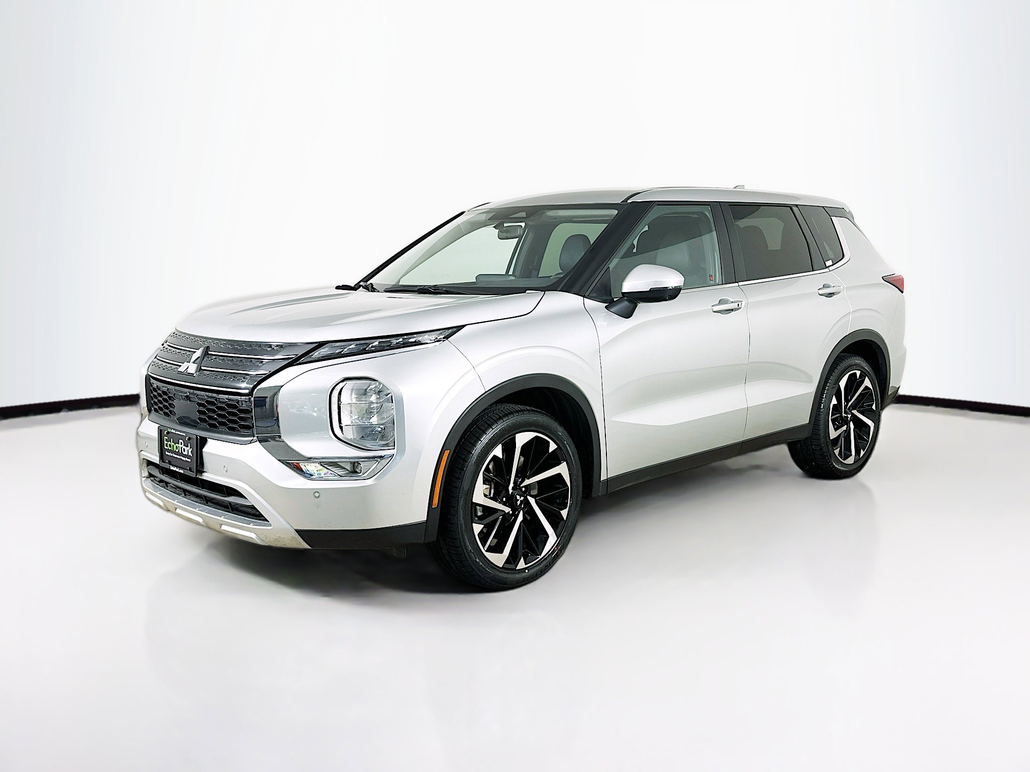 Used 2024 Mitsubishi Outlander SE image 3